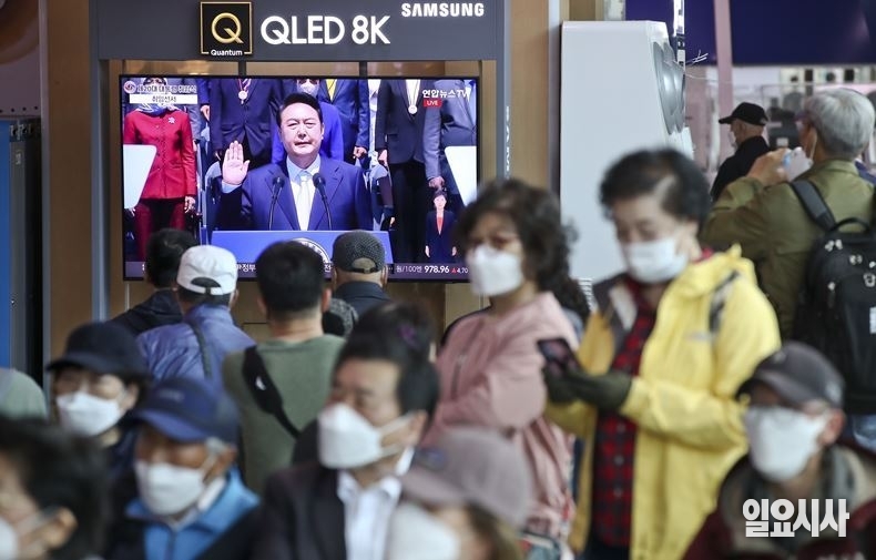 지난 5월10일, 서울역 대합실에 설치된 TV 앞에서 시민들이 윤석열 대통령 취임식을 시청하고 있다. ⓒ고성준 기자