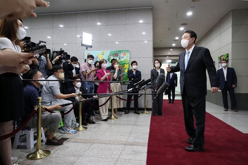 출근길 도어스테핑 중인 윤석열 대통령 ⓒ뉴시스
