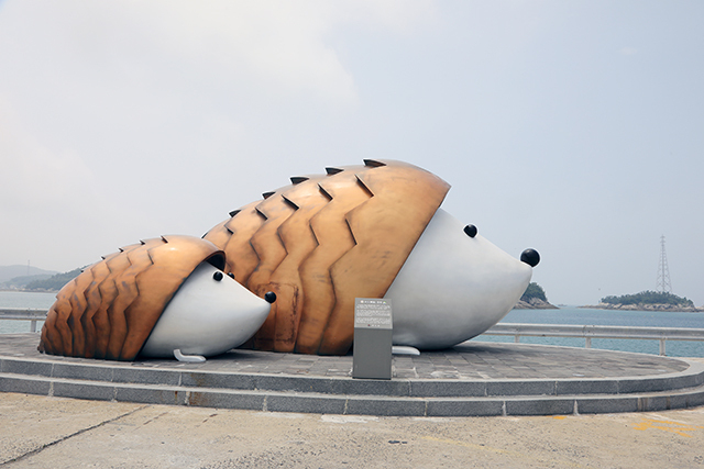 <strong>위도 상징하는 고슴도치 조형물</strong>