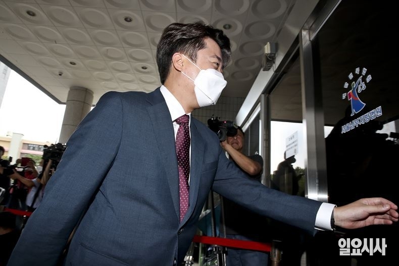 법원 출석하는 이준석 전 국민의힘 대표 ⓒ고성준 기자