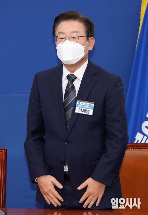 이재명 더불어민주당 의원이 지난달 19일, 서울 여의도 국회서 열린 당 대표 후보자 포토 섹션 행사에 참가해 있다. ⓒ고성준 기자