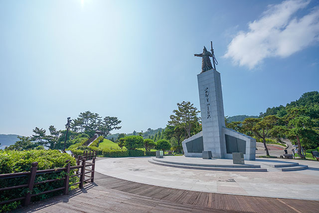 이순신공원 입구에 세워진 충무공 동상