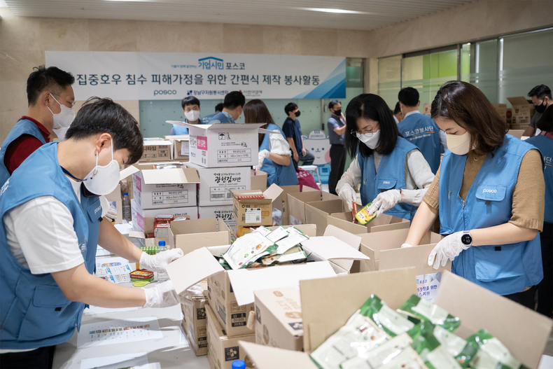 포스코 요리조리봉사단이 지난 24일, 서울 강남구·관악구 등 수해 피해 가정 및 상가에 제공간편식 키트를 제공하기 위해 준비작업을 하고 있다.