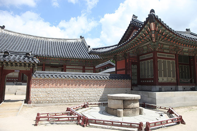 <strong>경성전에 있는 왕의 우물, 어정</strong>
