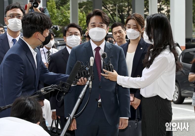 취재진 질문에 답변하고 있는 이준석 전 국민의힘 대표 ⓒ고성준 기자