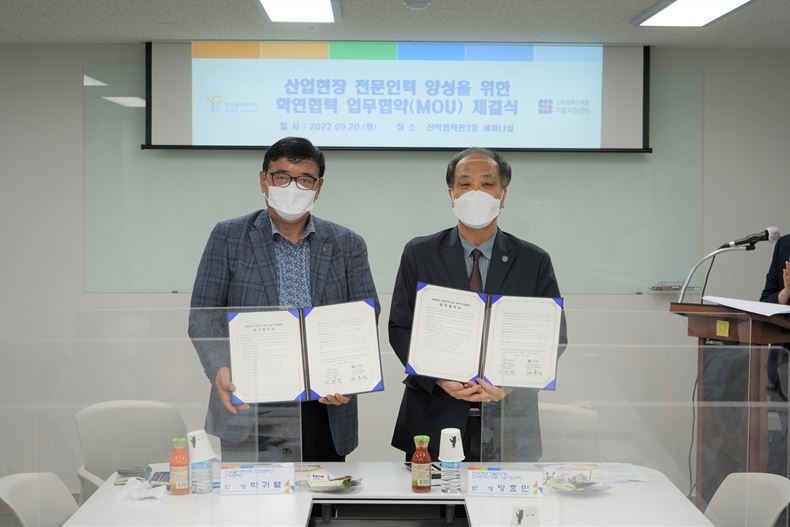 박귀열 한국폴리텍대학 인천캠퍼스 산학협력단 단장(사진 왼쪽)과 방효민 한국정보기술연구원 스마트혁신제품 기술지원센터 센터장이 20일, 한국폴리텍대학 인천캠퍼스 산학협력관 3층 세미나실에서 업무협약 체결식을 갖고 있다.