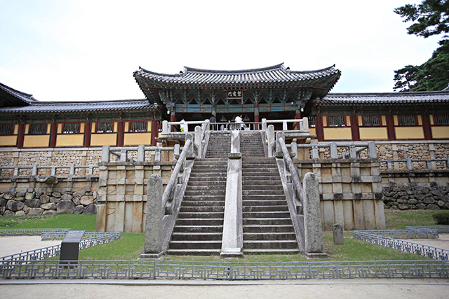 <strong>청운교와 백운교는 수학여행 단체 사진 명소다.</strong>