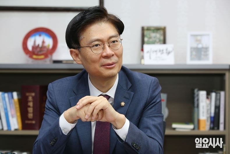 조정훈 시대전환 의원이 <일요시사>와 인터뷰를 갖고 있다. ⓒ박성원 기자