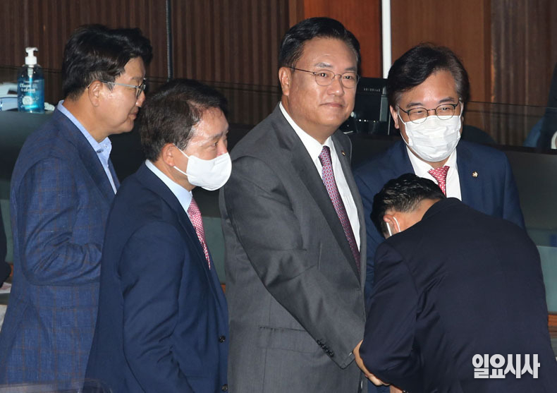 국민의힘 정진석 비대위원장이 29일 국회에서 교섭단체 대표연설을 마치고 의원들과 인사를 나누고 있다.
