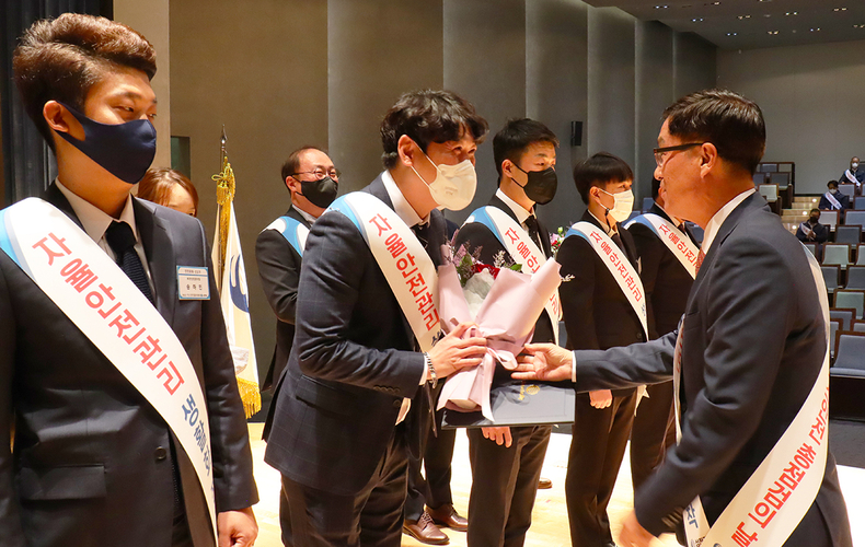 5일, 삼천리 차봉근 도시가스사업본부장이 ‘2022 가스안전 결의대회’에서 안전문화상을 시상하고 있다.