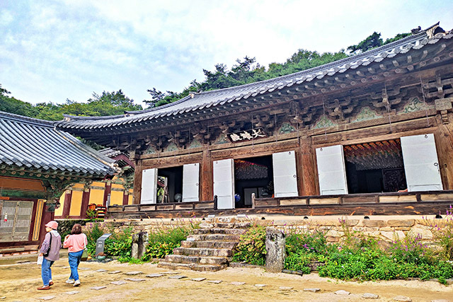 팔작지붕이 화려한 봉정사 대웅전