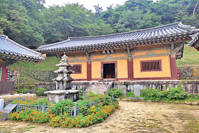 봉정사 극락전과 3층석탑