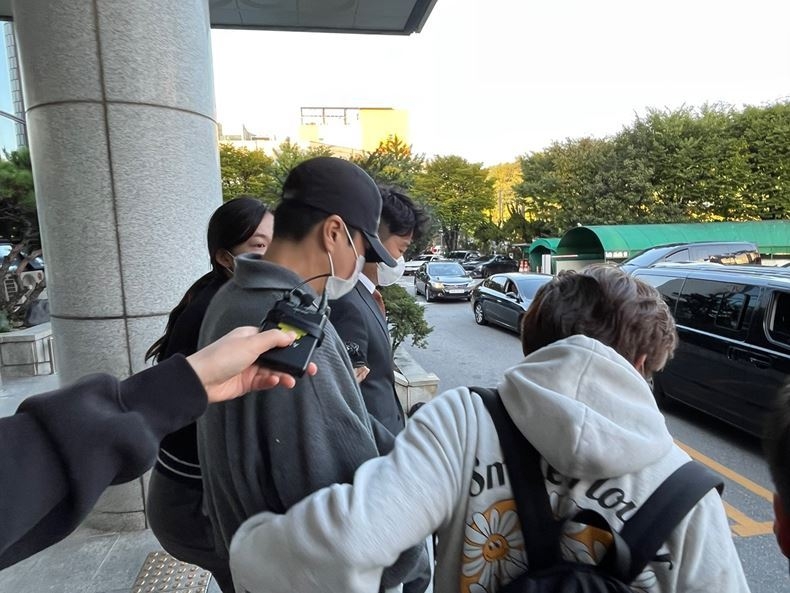 음주측정 거부 혐의로 경찰 조사를 받고 나오는 그룹 신화의 멤버 신혜성(본명 정필교) ⓒ뉴시스