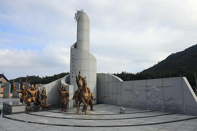 용장성 입구에 세운 고려항몽충혼탑