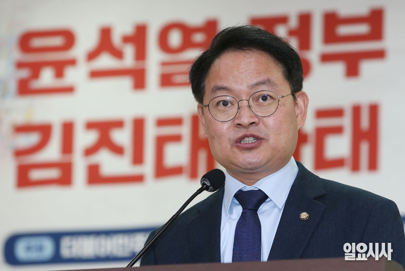 레고랜드가 위치한 춘천을 지역구로 둔 허영 의원이 26일 긴급토론회에서 인사말을 하고 있다.