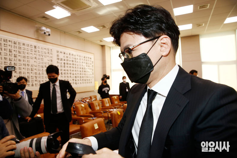 법사위가 파행되자 자리를 나서는 한동훈 법무장관.