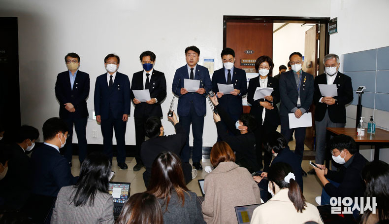 법사위 민주당 소속 의원들이 항의 기자회견을 하고 있다.