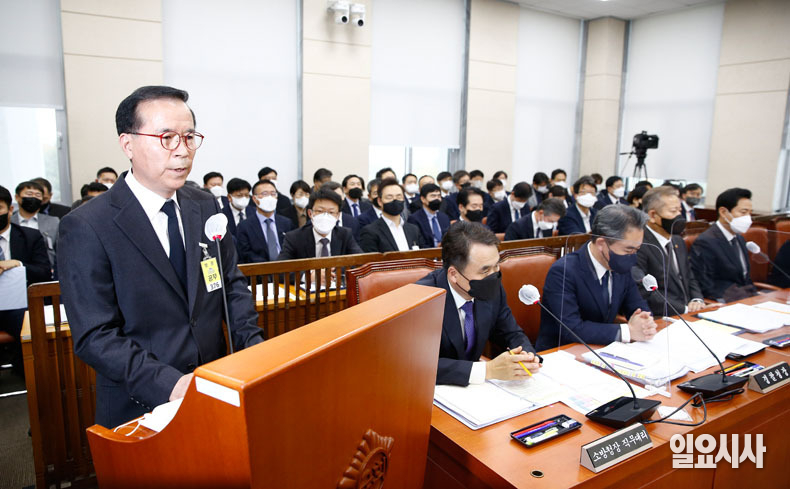 김광호 서울경찰청장이 7일 오후 서울 여의도 국회에서 열린 행정안전위원회 전체회의에서 이태원 압사 참사 관련 질의에 답하고 있다.