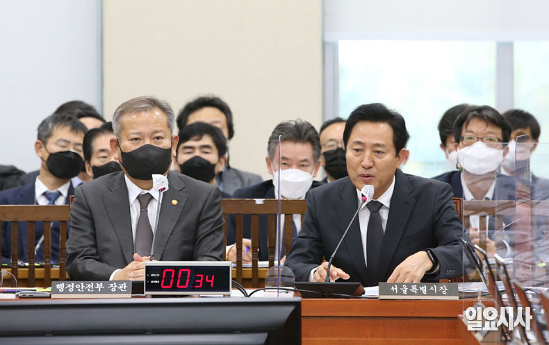 오세훈 서울시장이 7일 오후 서울 여의도 국회에서 열린 행정안전위원회 전체회의에서 이태원 압사 참사 관련 질의에 답하고 있다.