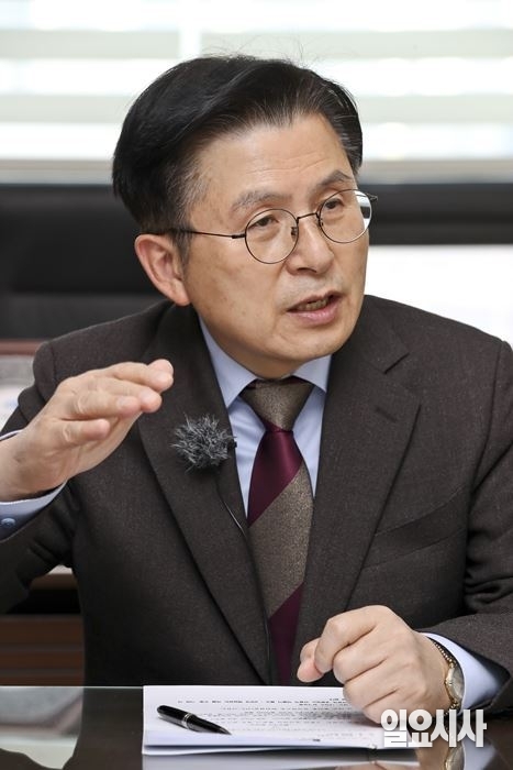 <일요시사>와 인터뷰 갖고 있는 황교안 전 국무총리 ⓒ고성준 기자