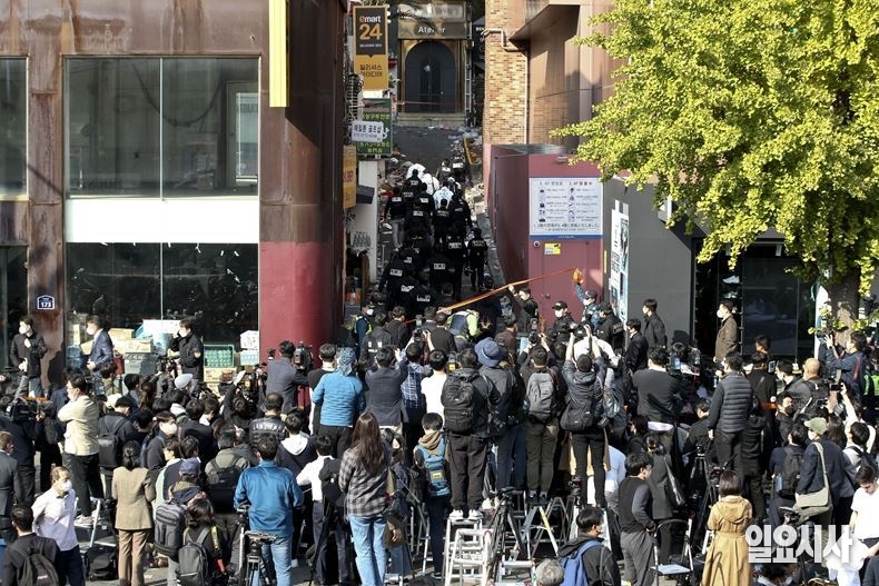 지난달 31일, 이태원 참사 현장을 찾은 취채진들이 전날 사고가 발생했던 골목길 앞에서 취재 경쟁을 벌이고 있다. ⓒ고성준 기자