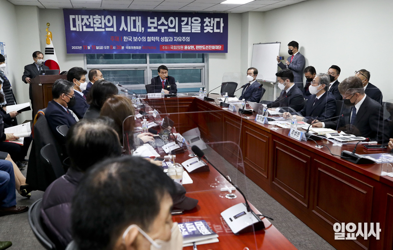 국민의힘 당권주자 중 한 명인 윤상현 의원이 11일, 서울 여의도 국회 의원회관 제2간담회실서 열린 ‘대전환의 시대, 보수의 길을 찾다’ 세미나에서 환영사를 하고 있다. ⓒ고성준 기자
