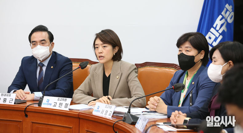 고민정 최고위원이 16일 오전 서울 여의도 국회에서 열린 최고위원회의에서 모두발언을 하고 있다.