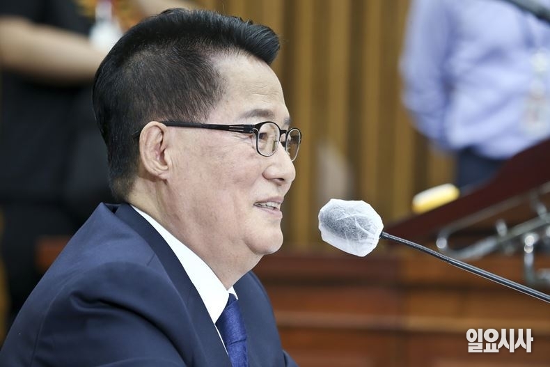 박지원 전 국정원장(사진)이 지난 15일, 더불어민주당 전남도당에 복당 신청과 관련한 문의를 했던 것으로 확인되면서 여의도 정치에 나선 게 아니냐는 관측이 나오고 있다. ⓒ고성준 기자