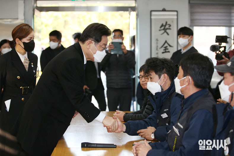 이재명 대표가 17일 오후 경기 의왕 오봉역에서 열린 '오봉역 철도 노동자 사망사고 현장방문 간담회'에서 박찬모 오봉역 지부장과 악수를 하고 있다.
