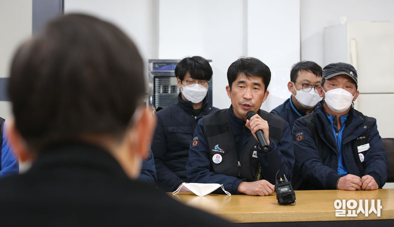 박인호 철도노조위원장이 17일 오후 경기 의왕 오봉역에서 열린 '오봉역 철도 노동자 사망사고 현장방문 간담회'에서 모두발언을 하고 있다.