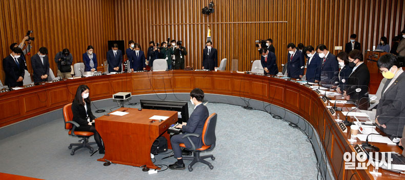 위원들이 회의 시작 전 이태원 참사 희생자에 대한 묵념을 하고 있다.