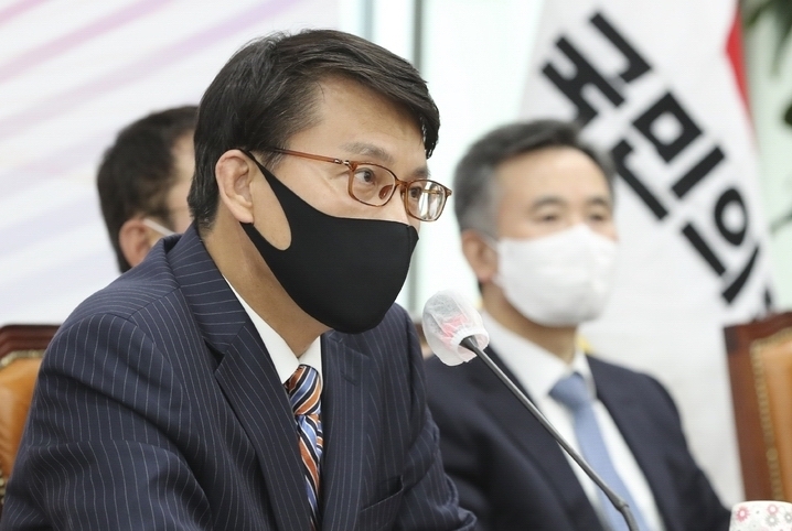 윤상현 국민의힘 의원(사진)이 지난 24일, 자신의 SNS를 통해 이재명 더불어민주당 대표의 최측근인 김용 더불어민주당 민주연구원 부원장 및 정진상 대표 비서실 정무조정실장이 검찰로부터 구속 수사를 받고 있는 점을 거론하며 이 대표의 사퇴를 촉구했다. ⓒ뉴시스