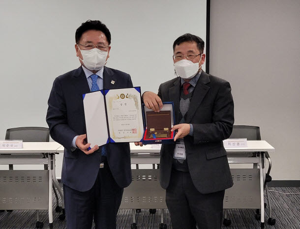 유준상 한국정보기술연구원장(사진 왼쪽)이 지난달 29일 ‘정보보호 교육 서비스 우수기업 시상식’서 정보보호 산업발전과 인재 양성에 기여한 공로를 인정받아 공공 부문 우수상을 수상하고 있다. 