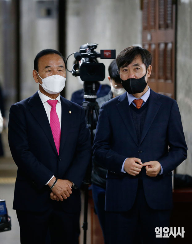 국민의힘 박덕흠·하태경 정보위원장 후보가 의원들을 맞이하기 위해 대기하고 있다.