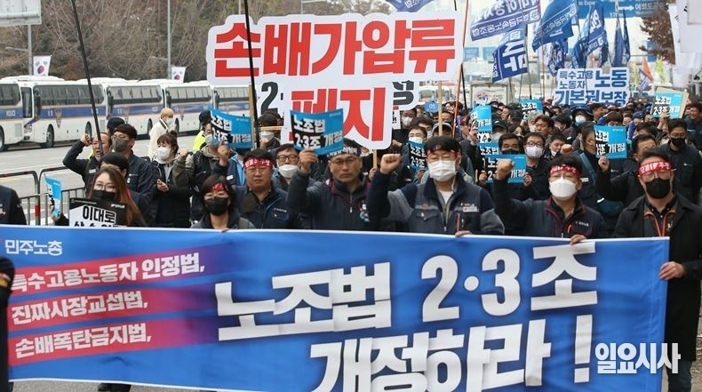 지난달 22일, 서울 여의도 국회 인근에서 전국민주노동조합총연맹(민주노총) 조합원들이 건설안전특별법 제정, 화물 안전운임제 일몰제 폐지 및 전차종·품목 확대, 교통·의료·돌봄 민영화 중단 및 공공성 강화, 노란봉투법 제정 등을 촉구하고 있다. 2일, 예정돼있던 코레일 및 전국철도노종조합(철도 노조) 총파업은 마라톤 협상 끝에 잠정 합의안이 도출되면서 철회됐다. ⓒ박성원 기자
