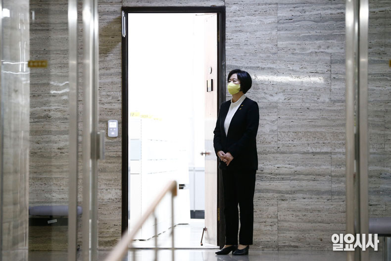 이정미 대표가 간담회 전 국회 복도에서 유가족들을 기다리고 있다.