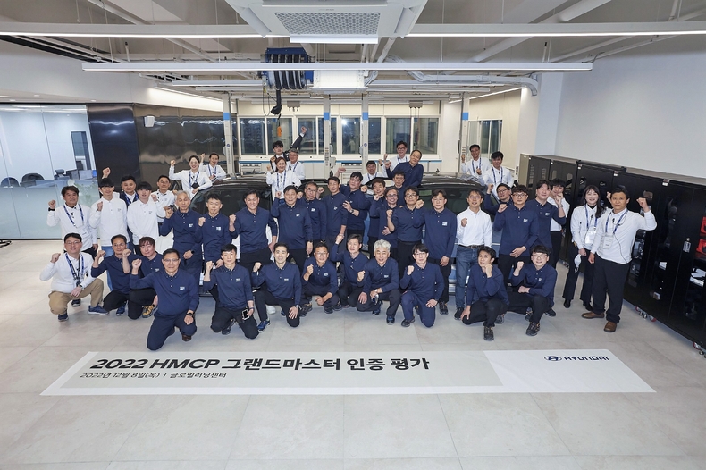 ‘2022 그랜드마스터 인증평가’에 응시한 최우수 엔지니어들이 현대차 서울 글로벌러닝센터에서 기념촬영을 하고 있다. ⓒ현대차