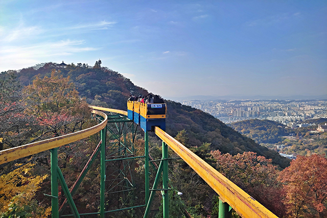 무등산 풍광을 즐기기 좋은 지산유원지의 모노레일