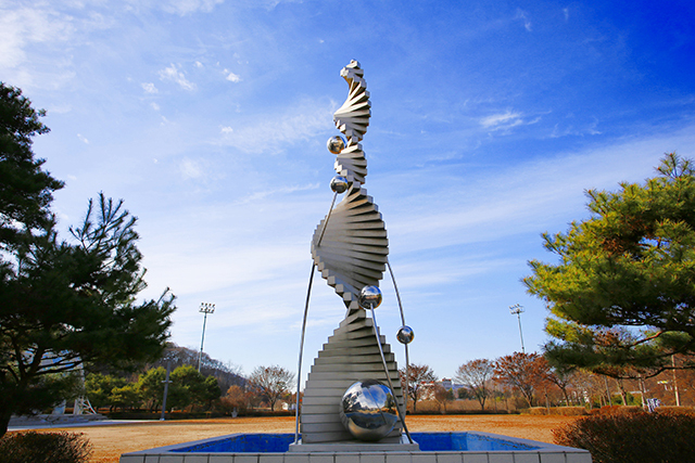 <strong>앙성온천의 탄산 온천수가 솟아오르는 모습을 형상화한 조형물</strong>