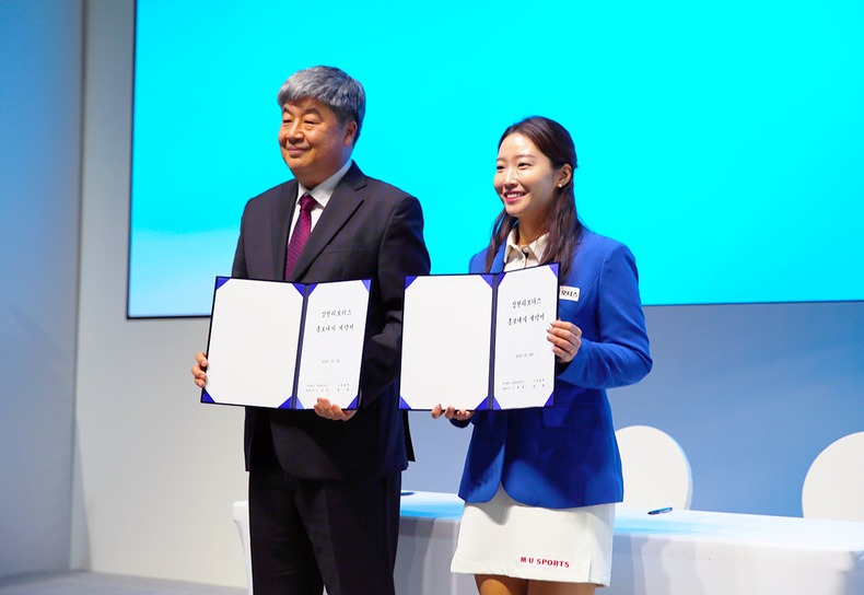 삼천리모터스가 9일, 프로골퍼 홍란(사진 오른쪽)을 홍보대사로 위촉하며 기념촬영을 하고 있다.