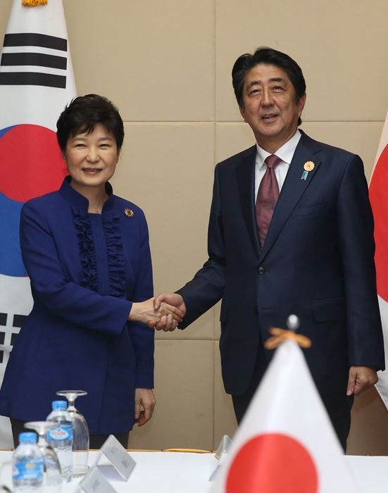 박근혜 전 대통령과 고 아베 일본 총리 ⓒ뉴시스