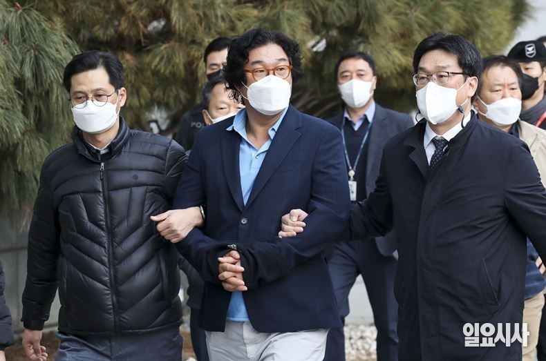 지난 17일, 수원지검으로 압송되고 있는 김성태 전 쌍방울그룹 회장 ⓒ고성준 기자