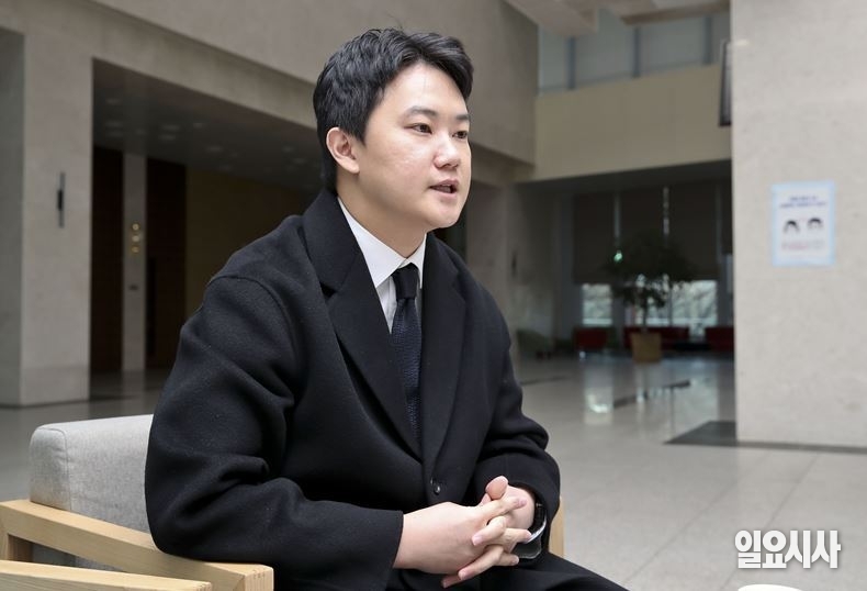 <일요시사>와 인터뷰 갖고 있는 김영호 전 장제원 의원실 보좌관. 김 전 보좌관은 국민의힘 3·8 전당대회 청년 최고위원 선거에 출마했다. ⓒ고성준 기자