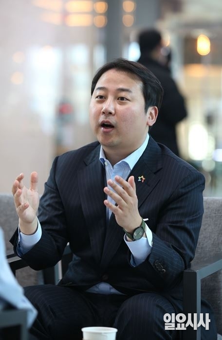 <일요시사>와 인터뷰를 갖고 있는 장예찬 청년재단 이사장. 장 이사장은 국민의힘 3·8 전당대회 청년 최고위원 선거에 출마했다. ⓒ박성원 기자