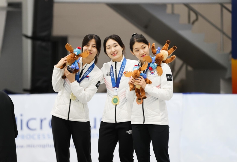 (사진 왼쪽부터)제31회 동계U대회 여자쇼트트랙 1500m 결승서 금은동메달을 싹쓸이한 최민정·김건희·서희민