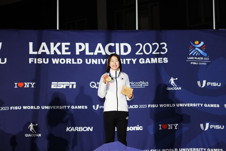 제31회 동계U대회 스피드스케이팅 여자 1000m 경기서 금메달을 딴 김민선이 메달을 들어보이고 있다. 김민선은 남녀 스피드스케이팅 2500m 혼성계주 경기 등을 묶어 대회 3관왕에 오르는 겹경사를 맞기도 했다.