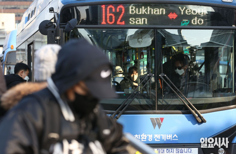31일 오전 서울 시내에서 버스가 운행 중에 있다. 오는 4월, 시내버스 요금 인상이 예고돼있다.