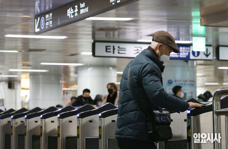 31일 오전 서울역에서 한 시민이 지하철을 타기 위해 들어서고 있다. 오는 4월, 지하철 요금이 예고돼있다.