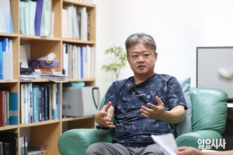 제주도 유일의 법의학자인 강현욱 제주의대 교수가 <일요시사>와 인터뷰를 갖고 있다. ⓒ박성원 기자