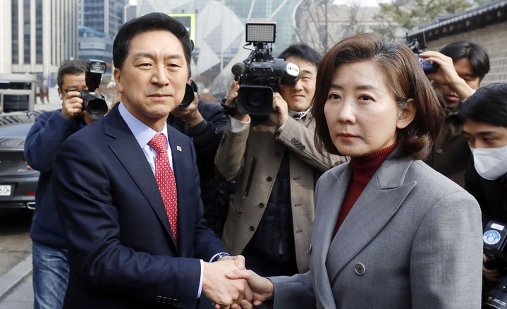 지난 7일, 김기현 국민의힘 전당대회 당 대표 후보(사진 왼쪽)가 나경원 전 의원과 악수를 나누고 있다. 이날 취재진 앞에 선 나 전 의원은 이날 뭔가 불편한 듯한 표정을 보여 화학적 연대는 이뤄지지 않은 게 아니냐는 주장도 제기된다. ⓒ뉴시스